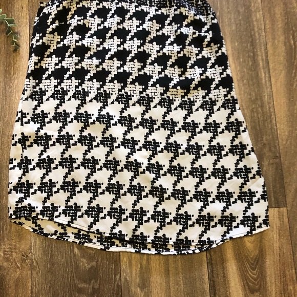 4/$25CAbi Black White Print Sleeveless Top Size XS - Picture 3 of 9